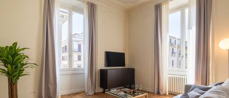 Luxury Apartment, 3 Bedrooms | Living room