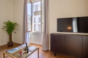 Luxury-Apartment, 3 Schlafzimmer | Wohnbereich | Flachbildfernseher