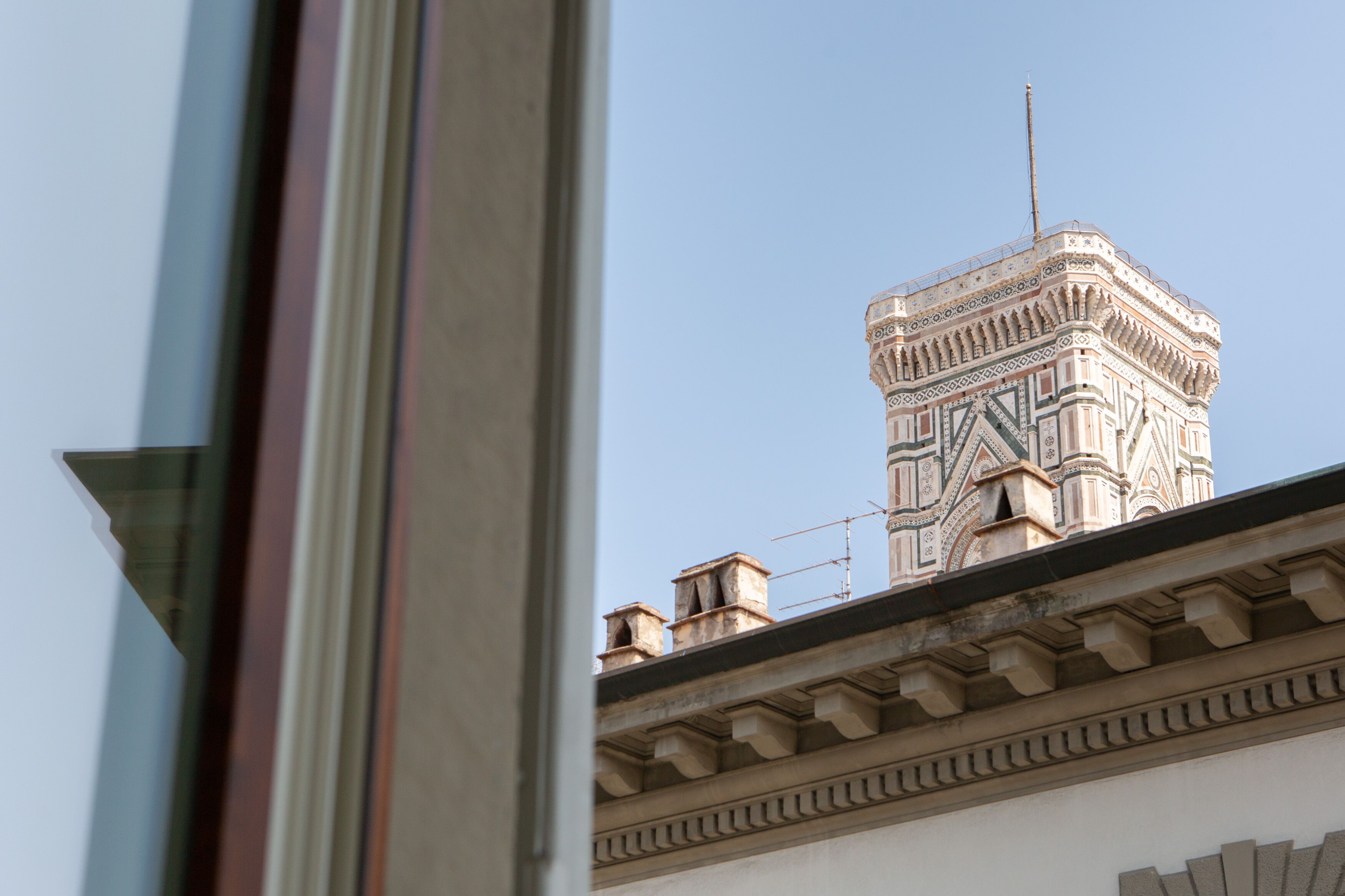 Un bâtiment doté d’une façade richement décorée et d’une tour imposante.