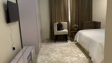 4 bedrooms, iron/ironing board, free WiFi, bed sheets