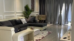 獨棟房屋 | 客廳 | 30-吋電視，提供有線頻道