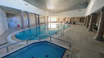 Piscina coperta, cabine incluse nel prezzo, lettini