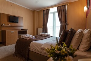 Premium bedding, desk, laptop workspace, soundproofing - Atabay Termal Hotel (Kozakli)