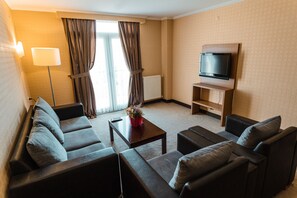 Family Suite | Premium bedding, desk, laptop workspace, soundproofing