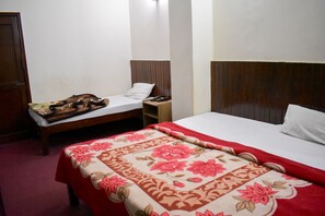 Triple Room | Laptop workspace, free WiFi, bed sheets