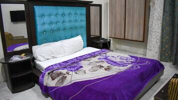 Double Room | Laptop workspace, free WiFi, bed sheets