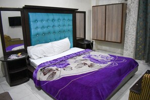 Double Room | Laptop workspace, free WiFi, bed sheets