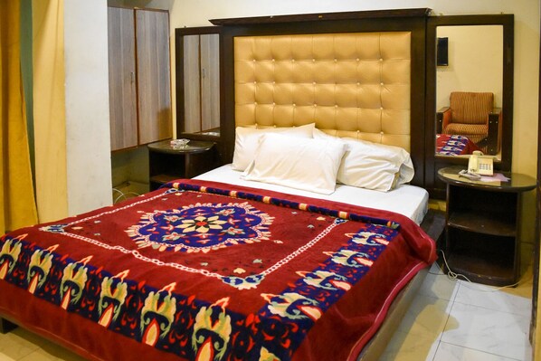 Double Room | Laptop workspace, free WiFi, bed sheets