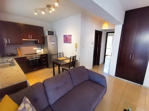 Appartement Ville | Salle de séjour | TV connectée de 30 pouces avec chaînes par satellite, télévision