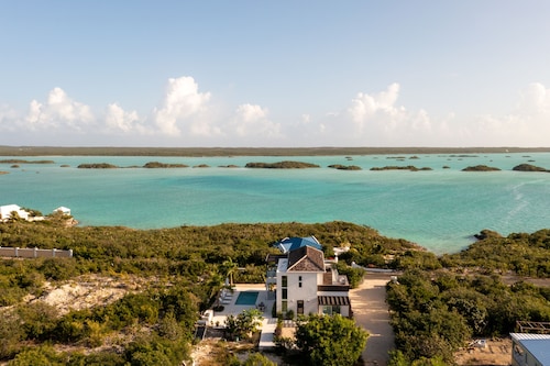 Modern 2 Bedroom Luxury Villa With Stunning Sea Views of Chalk Sound 