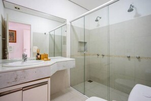 Shower, towels, toilet paper - House in front of Praia Mole (Florianopolis)