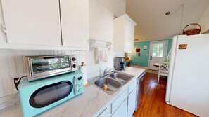 Kylskåp, mikrovågsugn, ugn och spishäll