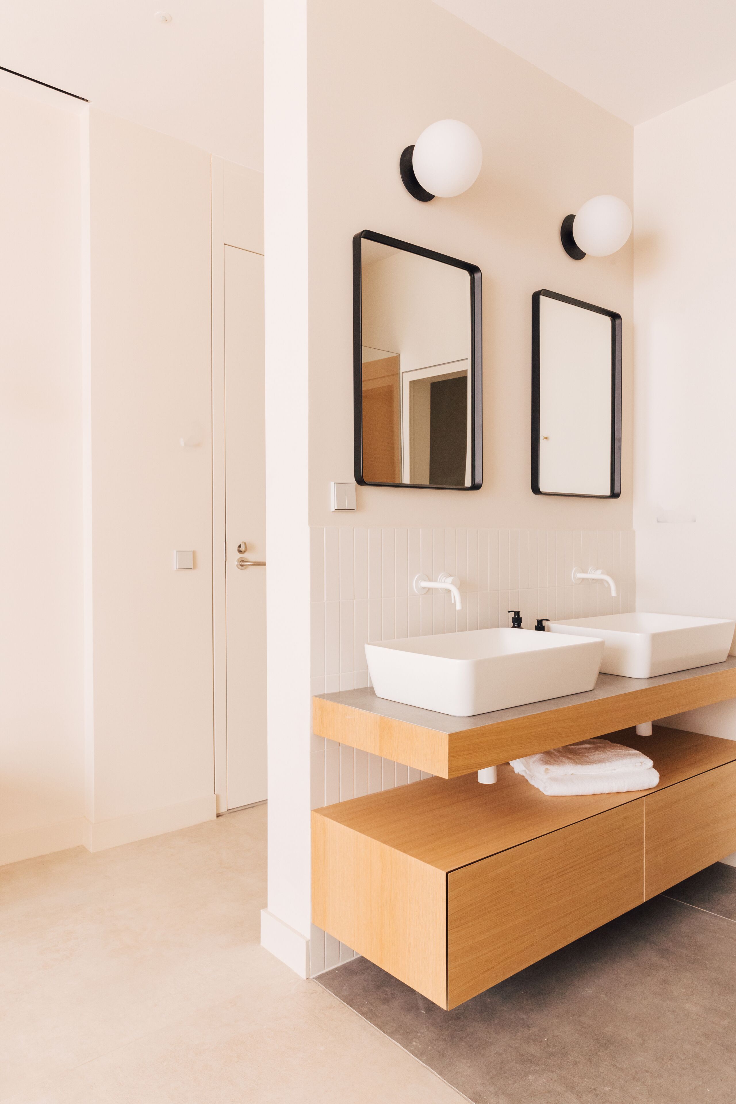 suite, balcony | bathroom | shower, rainfall showerhead, designer toiletries, hair dryer
