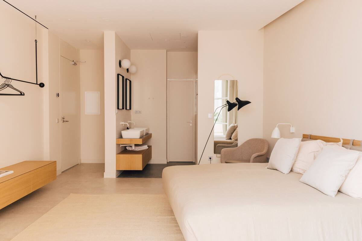 suite, balcony | premium bedding, down duvets, in-room safe, desk