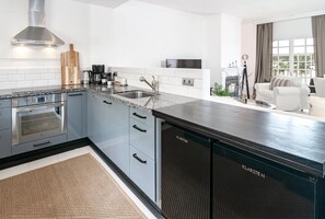 Kühlschrank, Mikrowelle, Ofen, Geschirrspüler