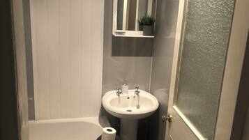 Huoneisto | Kylpyhuone | Suihkun ja ammeen yhdistelmÀ, syvÀ kylpyamme, hiustenkuivaaja, pyyhkeet