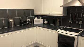 Apartment | Eigene Küche | Kühlschrank, Mikrowelle, Ofen, Herdplatte