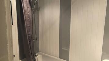 Apartment | Bathroom | Combined shower/bathtub, deep-soaking bathtub, hair dryer, towels