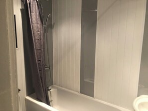 Apartment | Bathroom | Combined shower/tub, deep soaking tub, hair dryer, towels - Captivating 2-bed Apartment in Isle of Bute (Rothesay)