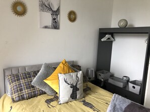 2 bedrooms, iron/ironing board, travel cot, free WiFi - Captivating 2-bed Apartment in Isle of Bute (Rothesay)