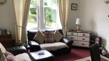 Apartment | Living area | 30-inch TV with digital channels, fireplace