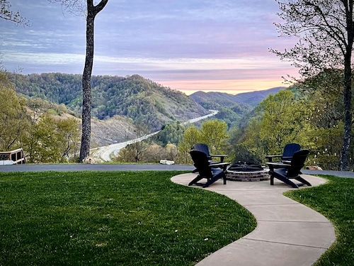 Luxury Mountain Home Retreat • Dog Spa + Hot Tub Near Wolf Laurel