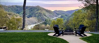 Luxury Mountain Home Retreat • Dog Spa + Hot Tub Near Wolf Laurel
