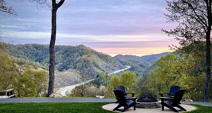 Luxury Mountain Home Retreat • Dog Spa + Hot Tub Near Wolf Laurel