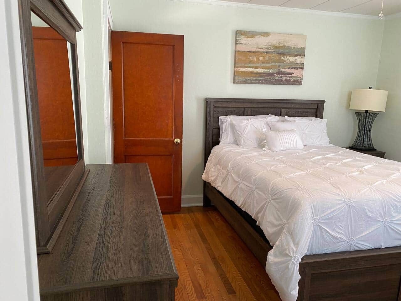 2 chambres, coffres-forts dans les chambres, fer et planche à repasser