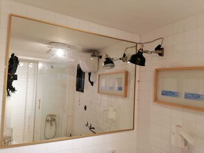 Regadera, secadora de cabello, bidet, toallas