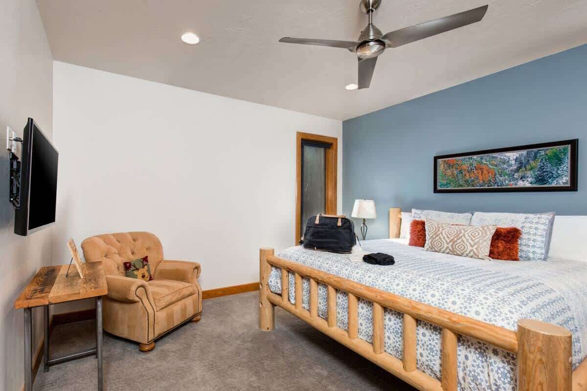 4 bedrooms, iron/ironing board, WiFi, bed sheets