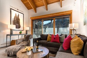 テレビ、暖炉、卓球台