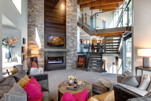 テレビ、暖炉、卓球台