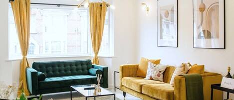 Een televisie en een stereo