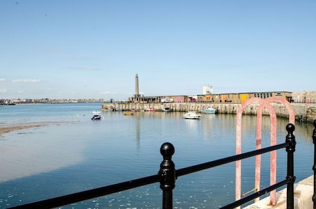 Marina. Chic Beach Getaway (sleeps 6) - 4 mins to beach