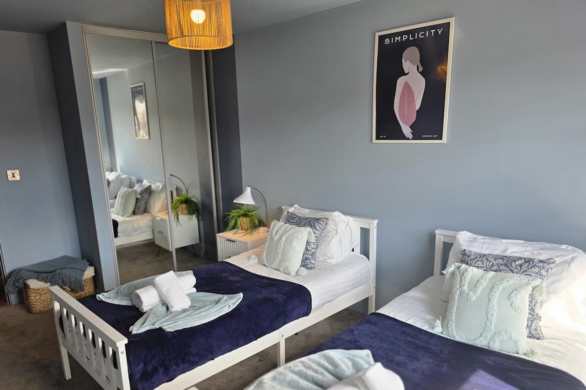 Standard-Apartment, 2 Schlafzimmer, Kanalblick | 2 Schlafzimmer, individuell dekoriert, individuell eingerichtet