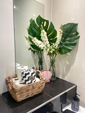 Standard Apartment, 2 Bedrooms, Canal View | Bathroom