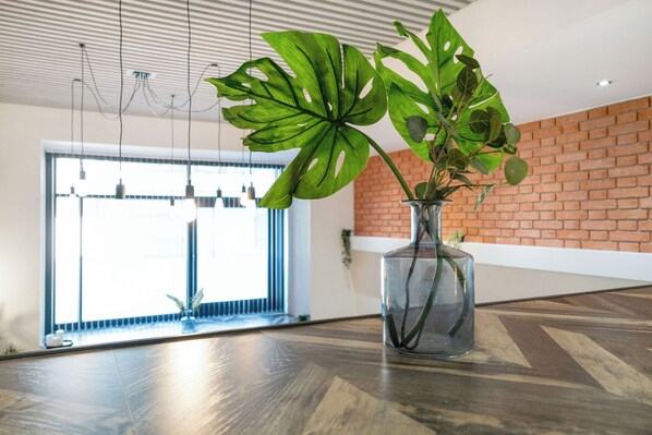 Premium appartement, 1 slaapkamer | Woonruimte | Een 50-inch smart-tv met digitale zenders, Netflix en streamingdiensten