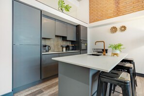 Premium appartement, 1 slaapkamer | Privékeuken | Een koelkast met diepvriezer, een microgolfoven, een oven, een kookplaat