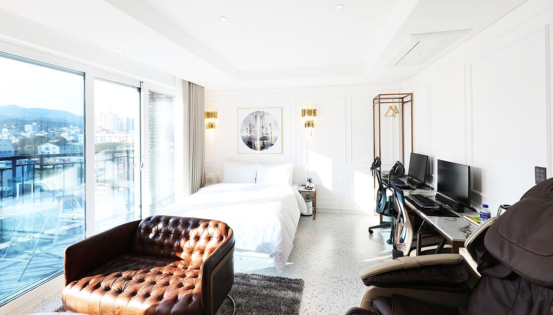 VIP Room(Outdoor Bathtub Unavailable During Winter Season) | Free WiFi, bed sheets