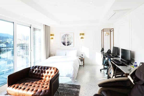 VIP Room(Outdoor Bathtub Unavailable During Winter Season) | Free WiFi, bed sheets