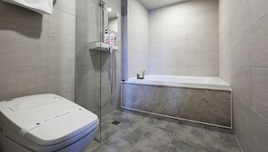 A modern bathroom with a toilet, a bathtub, and a shower. - Alma Business Hotel (Jincheon)