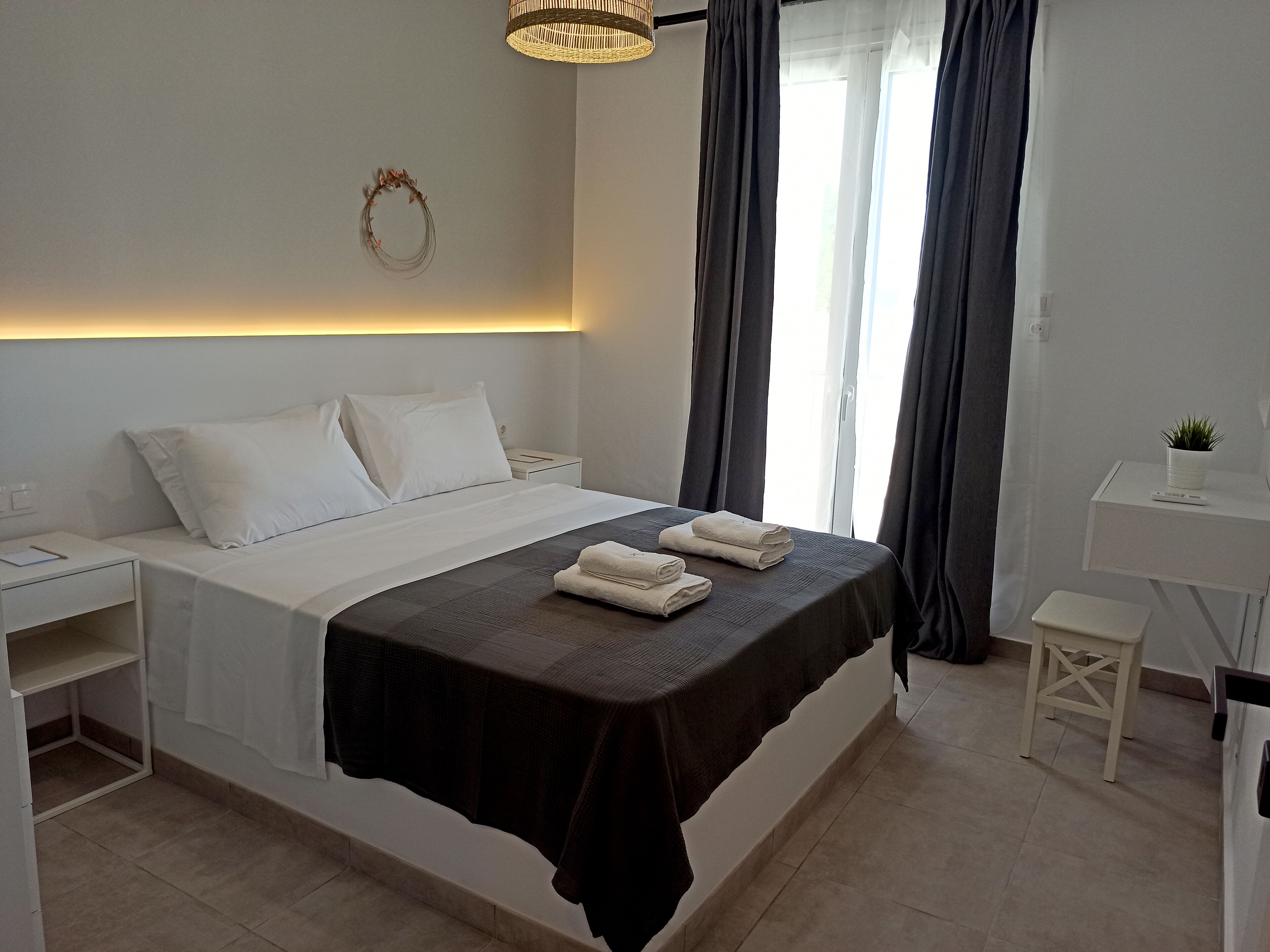 Deluxe appartement, uitzicht op zee | 2 slaapkamers, bedden met traagschuimmatrassen, verduisterende gordijnen