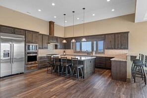 ثلاجة، ميكروويف، غسالة أطباق، ماكينة لصنع القهوة/الشاي