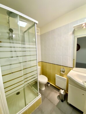 Shower, hair dryer, toilet paper