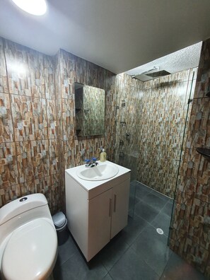Combined shower/tub, hair dryer, towels - Apartamento fresco con WifI, DirecTV y Netflix, con sala de trabajo Amplia. (Envigado)