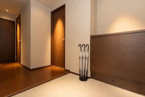 2 bedrooms, desk, laptop workspace, blackout curtains - The Only View (Osaka)