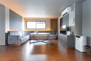 ดีลักซ์อพาร์ทเมนท์, ปลอดบุหรี่ | บริเวณนั่งเล่น | ทีวีจอแอลซีดี 40 นิ้ว พร้อมช่องดิจิตอล, ทีวี