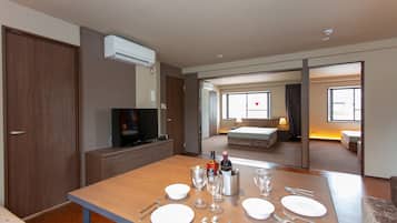 Deluxe Apartment, Non Smoking | Dining room
