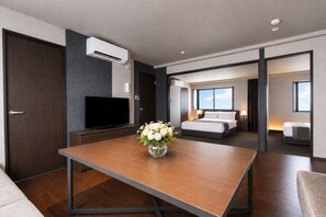 Deluxe Apartment, Non Smoking | Dining room